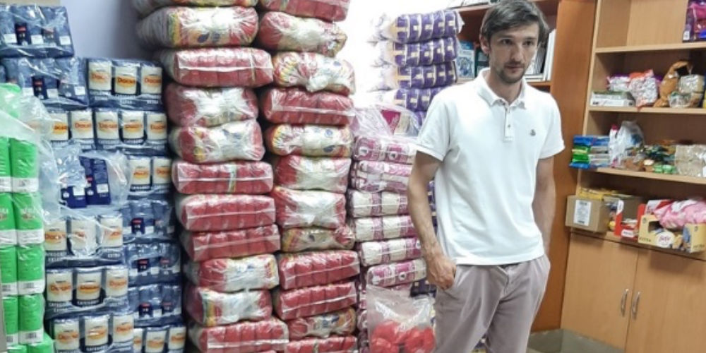 Ivan Fitsay in der Zentrale in Tjachiv, wo die gespendeten Lebensmittel in Wochenportionen umgepackt und den Flüchtlingsfamilien verteilt werden