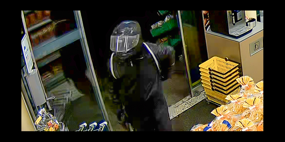 Der unbekannte Täter beim Betreten des Lebensmittelgeschäfts in Wilchingen.