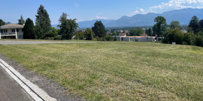 Von der Hinteren Blattenstrasse zeigt sich ein schöner Ausblick über das Rheintal.