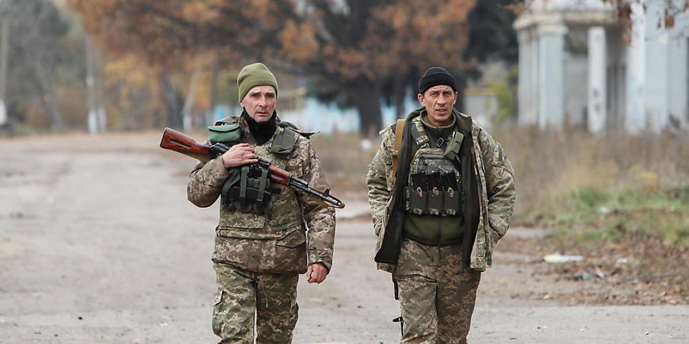 ARCHIV - Zwei ukrainische Soldaten patrouillieren in einer Stadt im Gebiet Cherson in der Nähe der Frontlinie. Foto: Daniel Ceng Shou-Yi/ZUMA Press Wire/dpa