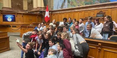 Ob sie später mal im Parlament arbeiten sollen? Vielleicht gar als Volksvertreter? Das mögen sich einige Mädchen und Jungen am Zukunftstag im Bundeshaus in Bern gefragt haben nach dem Selfie mit Nationalratspräsidentin Irène Kälin.