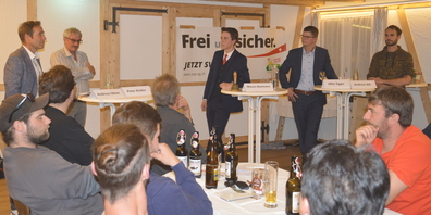 Es diskutierten (v.l.) Andreas Meier, Gemeinderat und Präsident Elektrizitätsversorgung Benken, Peter Kistler, Kistler Gemüsebau AG, Moderator Mauro Baumann, Mike Egger, SVP-Nationalrat, und Andreas Bill, Grüne.