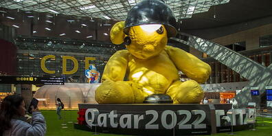 Die Initiative "#boycottQatar2022" hat in einem offenen Brief an den DFB-Präsidenten Bernd Neuendorf dazu aufgefordert, dass der Deutsche Fussball-Bund seine Preisgelder bei der Fussball-WM in Katar für die Arbeitsmigranten und deren Angehörige ei...