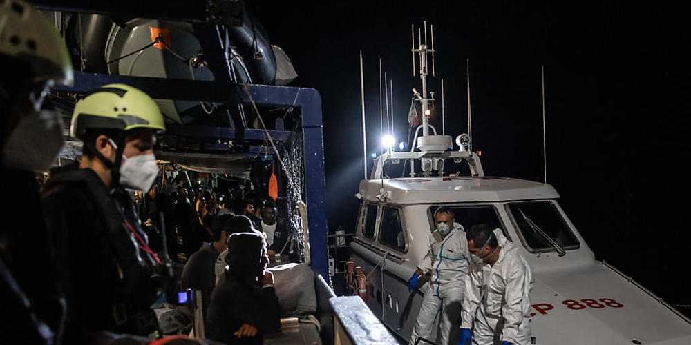 HANDOUT - Die von der Hilfsorganisation SOS Humanity herausgegebene Aufnahme zeigt, wie ein Boot der italienischen Küstenwache neben dem deutschen Seenotrettungsschiff "Humanity 1" längsseits geht um einen medizinischen Notfall zu evakuieren. Foto...