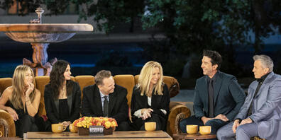 ARCHIV - Friends-Schauspieler Matthew Perry (3 v.l.) schreibt eine Autobiografie. Foto: Terence Patrick/HBO Max via AP/dpa
