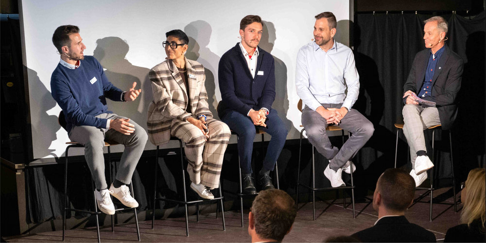 (v.l.n.r.) Sven Berger (SCRJ), Dr. Katja Rost (Uni Zürich), David Aebischer (SCRJ), Olivier Kofler (Carvolution) und Stefan Bürer (Moderator) im Gespräch.