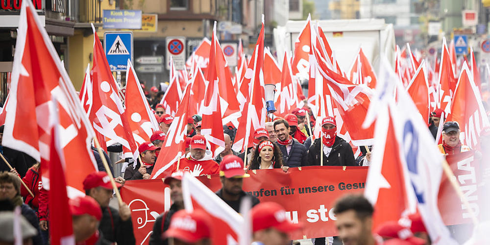 Rund 2000 Bauarbeiterinnen und Bauarbeiter haben am Freitag in Zürich protestiert.
