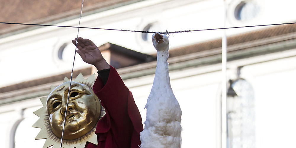 Nach zwei Jahren Pause baumelte am Martinstag wieder eine Gans im Städtchen Sursee. (Archivbild)