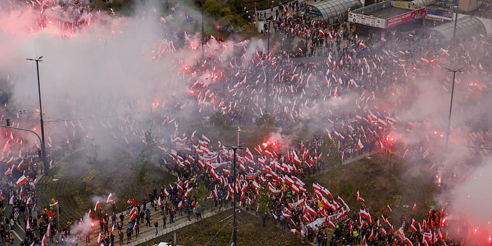 Tausende von Menschen versammeln sich im Stadtzentrum von Warschau zu einem von nationalistischen Gruppen organisierten Marsch zum Unabhängigkeitstag. Foto: Michal Dyjuk/AP/dpa