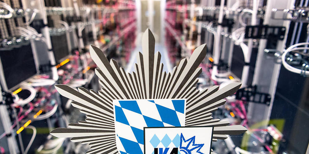 In Weilheim in Oberbayern sind am Freitag vier Menschen tot aufgefunden worden. Die Polizei wurde nach eigenen Angaben am Nachmittag zunächst zu einem schwerverletzten Mann in einem Garten eines Mehrfamilienhauses gerufen. (Archivbild)