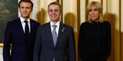 Bundespräsident Ignazio Cassis (Mitte) am Freitagabend bei seinem Amtskollegen Emmanuel Macron und dessen Ehefrau Brigitte im Elysée-Palast in Paris.