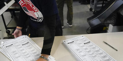 Ein Wahlhelfer wertet die Stimmzettel im Clark County Election Department aus. Foto: Gregory Bull/AP/dpa