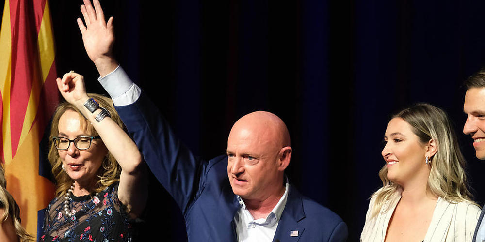 Senator Mark Kelly nimmt an einer Wahlkampfveranstaltung mit seinen Anhängern teil. Foto: Christopher Brown/ZUMA Press Wire/dpa