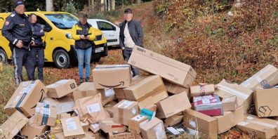 Da staunten die Postverantwortlichen aber nicht schlecht, als sie im Wald diesen Paketberg sahen