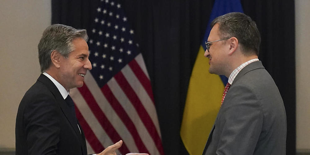 Ein Treffen am Rande des Asean-Gipfels: US-Außenminister Antony Blinken (l) und der ukrainische Außenminister Dmytro Kuleba. Foto: Cindy Liu/Pool Reuters/AP/dpa