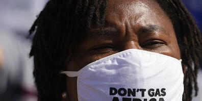 Eine Frau trägt bei einer Demonstration während des COP27-Klimagipfels einen Mund-Nasen-Schutz mit der Aufschrift «Don't Gas Africa». Foto: Peter Dejong/AP/dpa