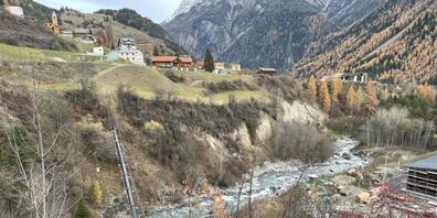 Die Luftwaffe hat am Freitag spät am Abend einen dementen Mann mit einer Seilwinde aus unwegsamem Gelände in Scuol GR geborgen. Er war unterkühlt.