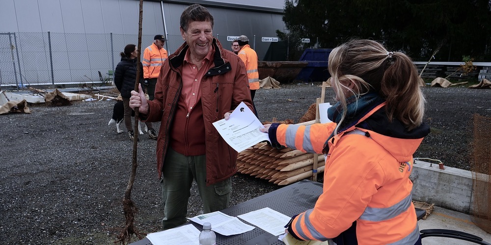 Im alten Werkhof konnten die bestellten Bäume abgeholt werden