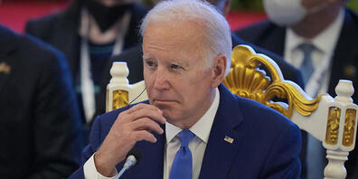 Joe Biden, Präsident der USA, hört während des ASEAN Gipfels einer Rede des kambodschanischen Premierministers Sen zu. Biden nimmt als besonderer Gast am Gipfeltreffen des Verbands südostasiatischer Staaten teil. Foto: Vincent Thian/AP/dpa