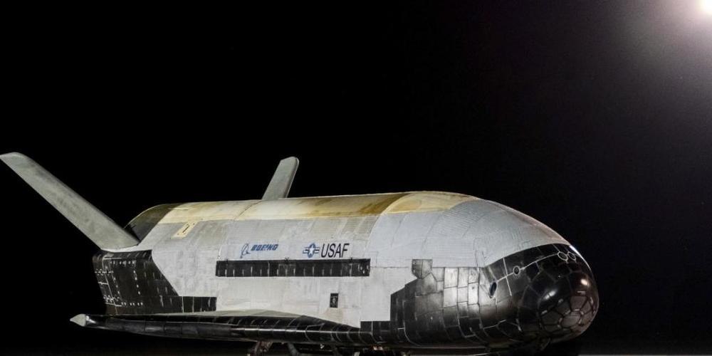Eine Raumfahrtdrohne der US-Armee ist nach fast zweieinhalb Jahren im All wieder zur Erde zurückgekehrt. Das unbemannte Raumfahrzeug X-37B sei am Samstag am US-Weltraumbahnhof Kennedy Space Center gelandet, teilte das US-Unternehmen Boeing mit.