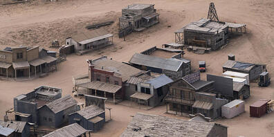 ARCHIV - An diesem Filmset in Santa Fe fiel der tödliche Schuss auf die Kamerafrau. Foto: Jae C. Hong/AP/dpa