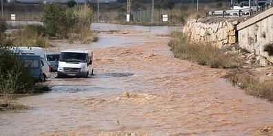 dpatopbilder - Überschwemmungen in Valencia. Foto: Jorge Gil/EUROPA PRESS/dpa