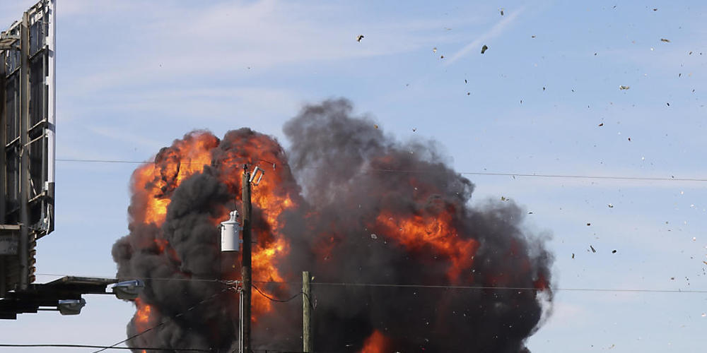 Auf diesem von Nathaniel Ross Photography zur Verfügung gestellten Foto stürzt ein historisches Militärflugzeug nach einer Kollision mit einem anderen Flugzeug während einer Flugshow auf dem Dallas Executive Airport ab. Foto: Nathaniel Ross/Nathan...