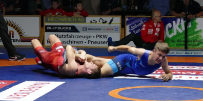 Noah Sprecher (blau) unterlag in seinem Einstandskampf dem routinierten Timon Zeder
