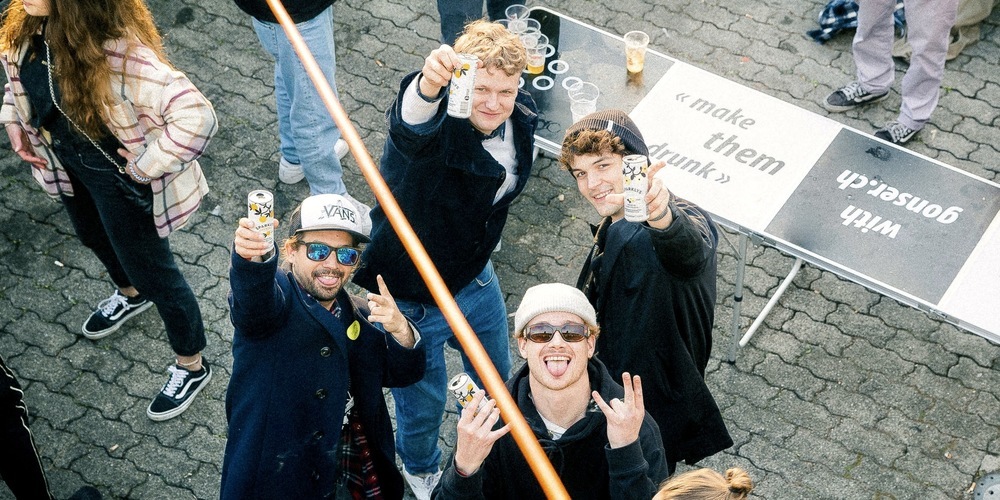 Prost, Cheers und zum Wohl wünschen die vier Jungs von Sparklys, vl. Sandro Hagen, Gabriel Altweg, Andri Zindel und Ayko Kehl