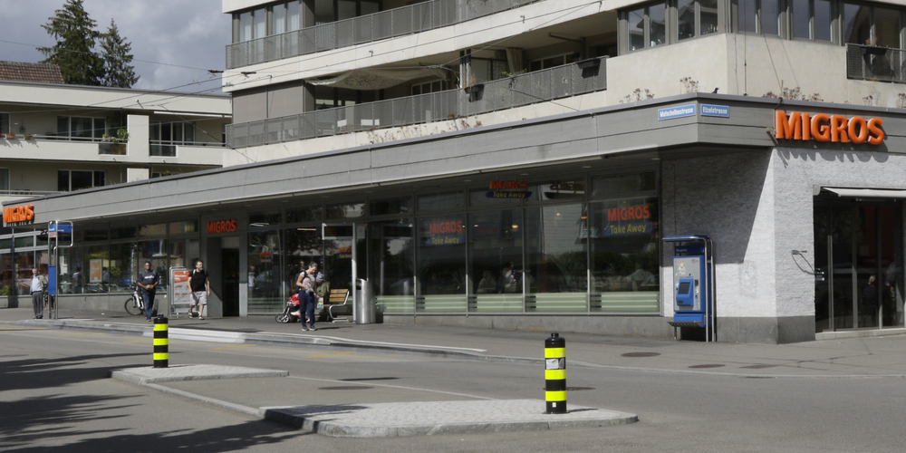 Blick auf die Migros Wollishofen an der Ecke Mutschellen-/Etzelstrasse, wo die Post einziehen will.