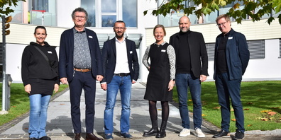 Ulrich Müller-Knapp, CEO/Chefarzt der Klinik Sonnenhof (Zweiter von links), freut sich mit den Referenten Angela Drittenbass Tölle, Ender Seba, Katja Hornung, Dietmar Böhmer und Paulus Hochgatterer (von links) über die gelungene Fachtagung.