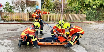 Der Verletzte wird für den Transport zur Ambulanz  vorbereitet.