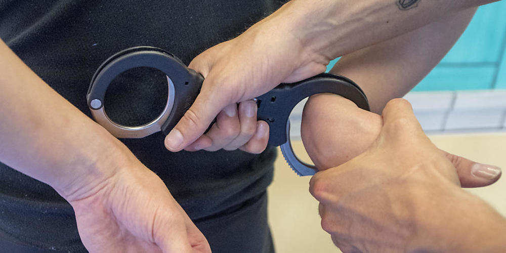 Ein Mann hat am Samstag in Sevelen SG in einem Geschäft mehrere Elektrogeräte gestohlen und ist mit dem Diebesgut aus dem Laden geflüchtet. Er konnte wenig später der Polizei übergeben werden. (Symbolbild)