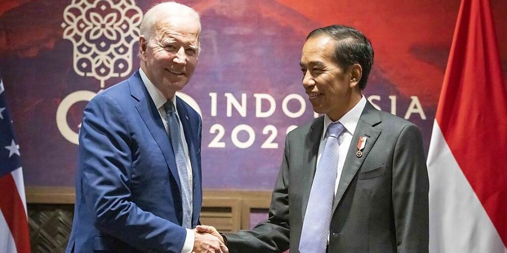 Joe Biden (l), Präsident der USA, gibt Joko Widodo, Präsident von Indonesien, während eines bilateralen Treffens vor dem G20-Gipfel die Hand. Foto: Achmad Ibrahim/AP/dpa