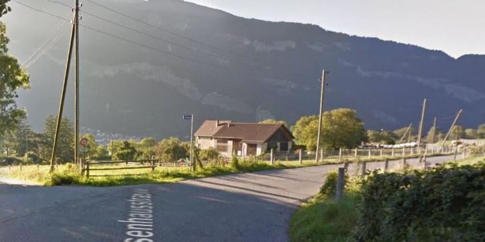 Die Churer Waisenhausstrasse in Richtung Trimmis bei der Abzweigung des Jüstliwegs.