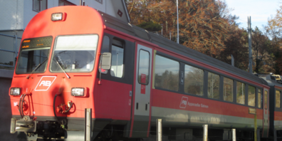 Ein Zug der Gais-Altstätten-Bahn auf der Höhe der Haltestelle «Alter Zoll».