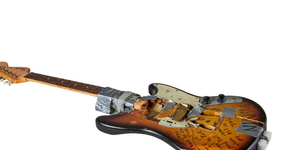 HANDOUT - Eine zerschmetterte 1973 Fender Mustang des früheren Nirvana-Frontmanns Kurt Cobain. Foto: Julien's Auctions/dpa - ACHTUNG: Nur zur redaktionellen Verwendung im Zusammenhang mit der aktuellen Berichterstattung und nur mit vollständiger N...