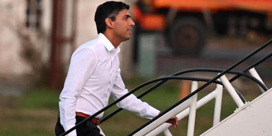 Rishi Sunak, Premierminister von Großbritannien, besteigt am Flughafen Stansted ein Flugzeug, um am G20-Gipfel teilzunehmen. Foto: Leon Neal/PA Wire/dpa