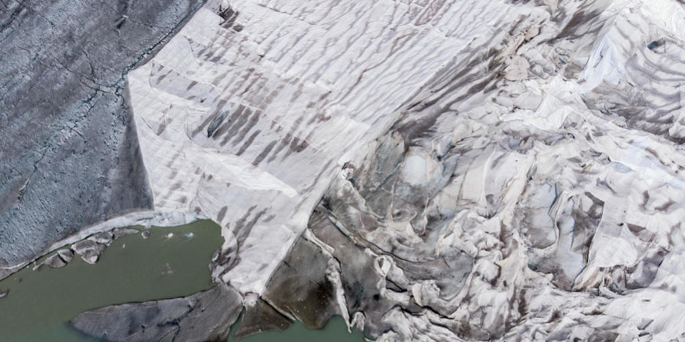 Die Schweiz schneidet im internationalen Klimarating schlechter ab als ein Jahr zuvor. Folien sollen Schweizer Gletscher wie hier der Rhone-Gletscher vor dem Schmelzen retten.(Archivbild)