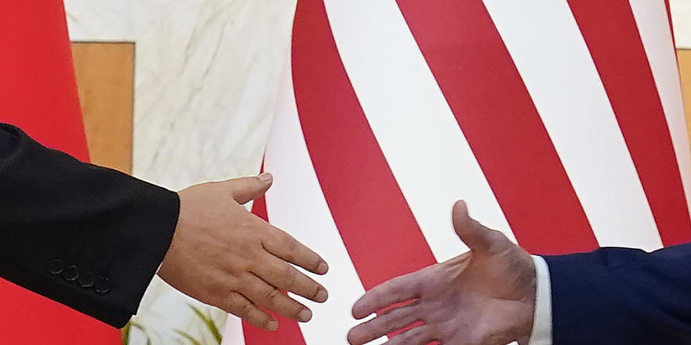 US-Präsident Joe Biden und der chinesische Präsident Xi Jinping reichen sich bei ihrem Treffen vor dem G20-Gipfel die Hand. Foto: Alex Brandon/AP/dpa