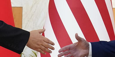 US-Präsident Joe Biden und der chinesische Präsident Xi Jinping reichen sich bei ihrem Treffen vor dem G20-Gipfel die Hand. Foto: Alex Brandon/AP/dpa