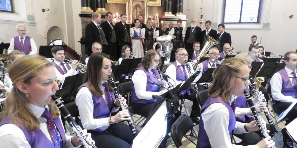 Die übervollen Parkplätze liessen erahnen, dass in Ernetschwil etwas los ist: Der Musikverein Ernetschwil (vorne) sorgte zusammen mit dem Jodelklub Gommiswald (hinten) für Stimmung.