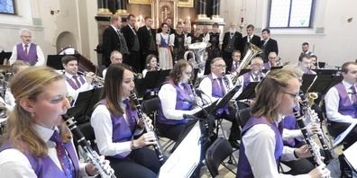 Die übervollen Parkplätze liessen erahnen, dass in Ernetschwil etwas los ist: Der Musikverein Ernetschwil (vorne) sorgte zusammen mit dem Jodelklub Gommiswald (hinten) für Stimmung.
