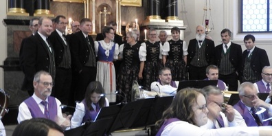 Jodelklub Gommiswald (hinten) und Musikverein Ernetschwil bei einem gemeinsamen Konzertabend. (Archivbild)
