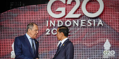 Sergej Lawrow, Außenminister von Russland, wird von Joko Widodo, Präsident von Indonesien, beim G20-Gipfel empfangen. Foto: Kay Nietfeld/dpa