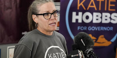 ARCHIV - Katie Hobbs spricht bei einer Wahlkampfveranstaltung. Foto: Ross D. Franklin/AP/dpa