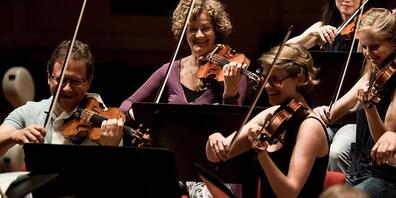 Das renommierte Royal Concertgebouw Orchestra aus Amsterdam engagiert sich in der Nachwuchsförderung - auch in der Schweiz. Am Dienstagnachmittag treten acht Musikerinnen und Musiker des Orchesters zusammen mit zwölf Nachwuchstalenten aus der Schw...