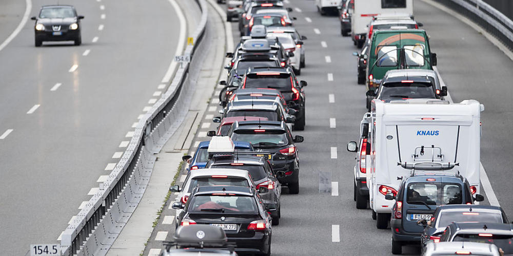 Pendlerinnen und Pendler können in der Steuererklärung ihre Fahrkosten geltend machen. Wie hoch der Abzug ist, entscheidet der St. Galler Kantonsrat in einer der kommenden Sessionen. (Symbolbild)
