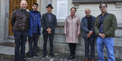 (V. l.) Martin Stotz, Schulleiter Schule Scherr, Alessandro Saeli, Abwart Schule Scherr, Stascha Bader, Initiant, Bettina Uhlmann, Präsidentin Quartierverein Oberstrass, Dominik Schaub, Mitarbeiter Präsidial­departement, Andrea Toneatti, Objektmanager Schulbauten. 