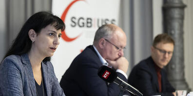 Unia-Präsidentin Vania Alleva, SGB-Präsident Pierre Yves Maillard und SGB-Chefökonom Daniel Lampart haben am Dienstag eine Zwischenbilanz der aktuellen Lohnrunde gezogen. Sie fordern weiterhin einen vollen Teuerungsausgleich und Reallohnerhöhungen.